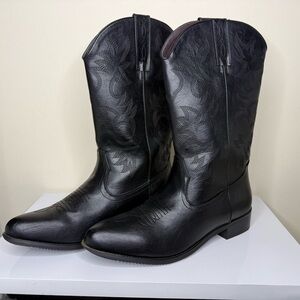Black Western Equestrian Boots with Decorative Stitching